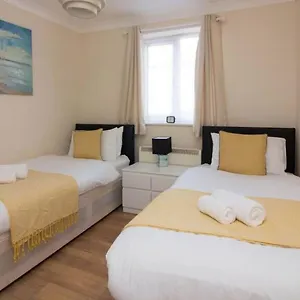 Stayzo Penthouse 1- Premier Apartment Southampton